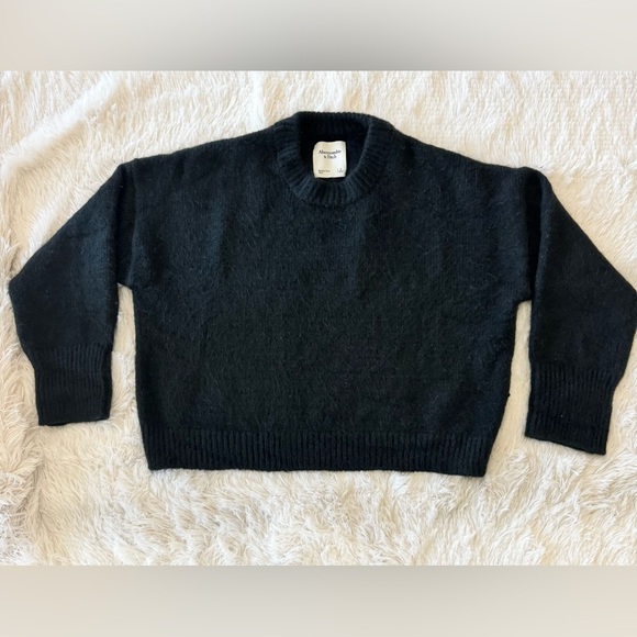 Abercrombie & Fitch  Black Sweater. Size S - Picture 3 of 5